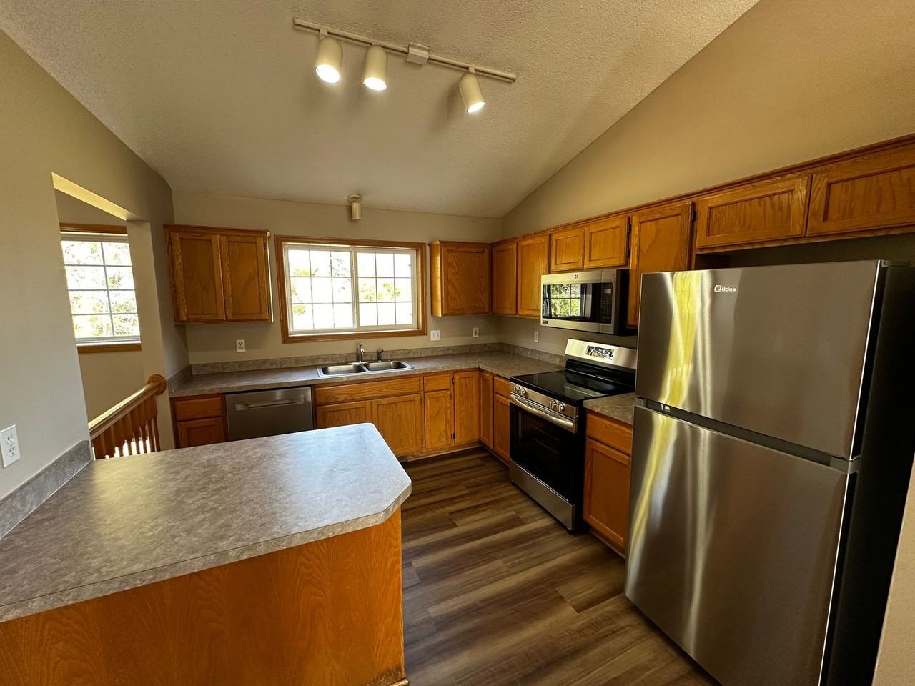 402 Creekside Dr - Photo 7 of 16