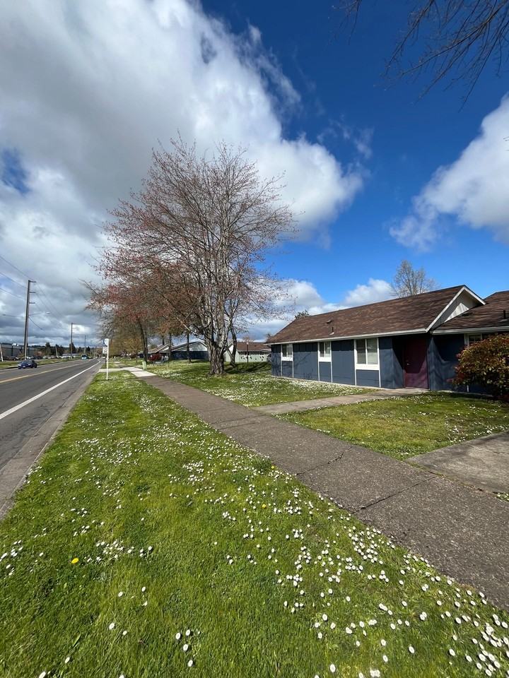 Churchill Village Apartments - Photo 2 of 21