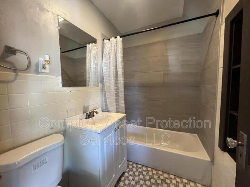 307 1/2 Jefferson Ave - Photo 3 of 6