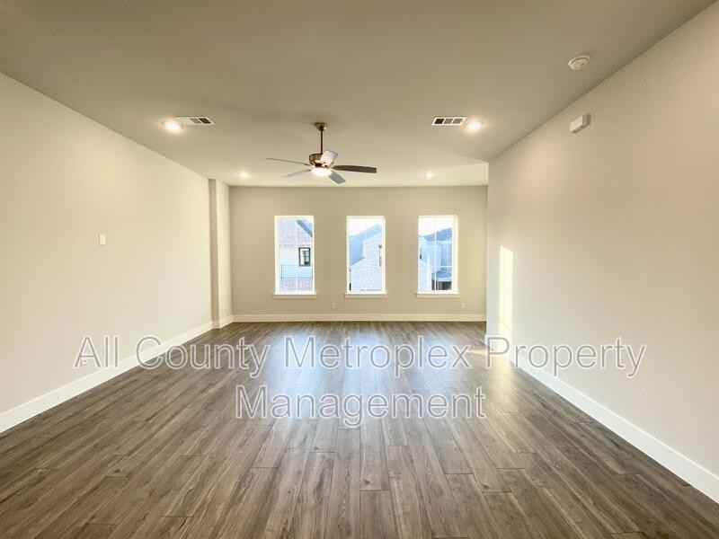 8210 Manoa Dr - Photo 2 of 11