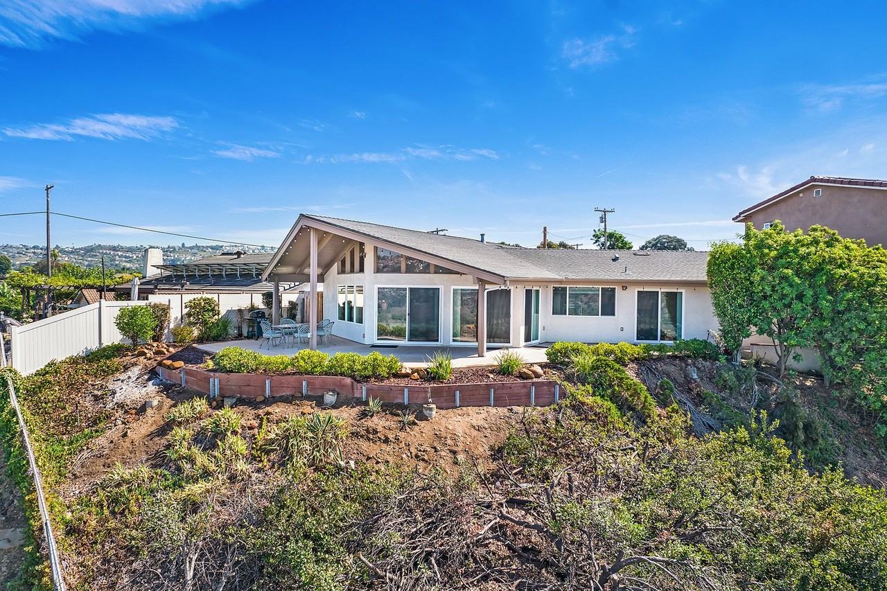 5102 Leicester Way - Photo 2 of 34