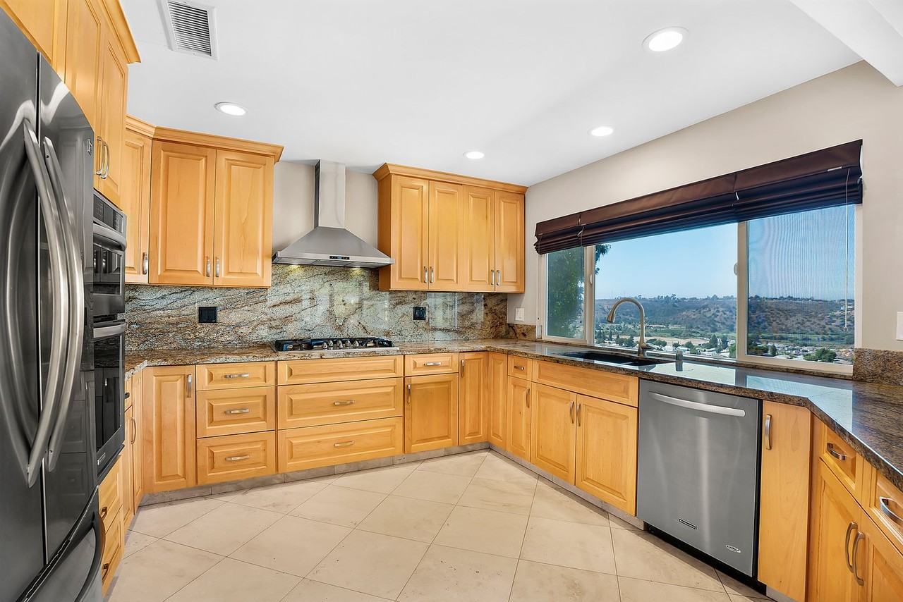 5102 Leicester Way - Photo 3 of 34