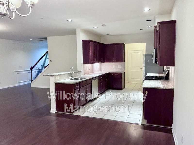 535 Whitworth Ln - Photo 3 of 13