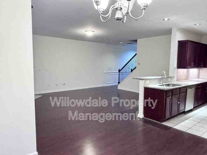 535 Whitworth Ln - Photo 4 of 13