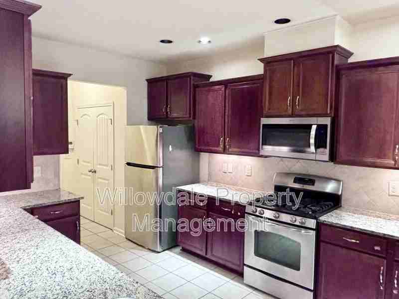 535 Whitworth Ln - Photo 5 of 13