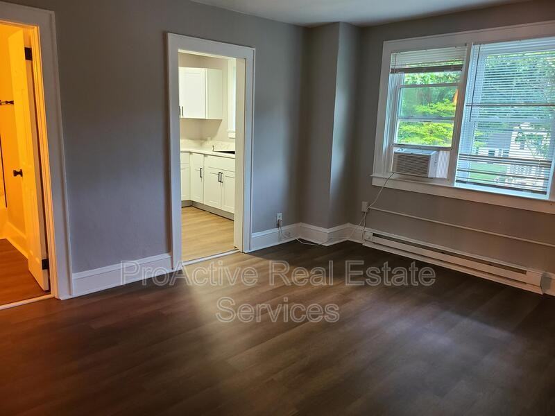 1201 Tallwood St - Photo 3 of 25