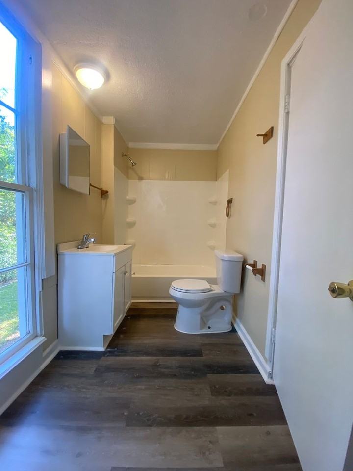 1339 Baker St - Photo 6 of 14