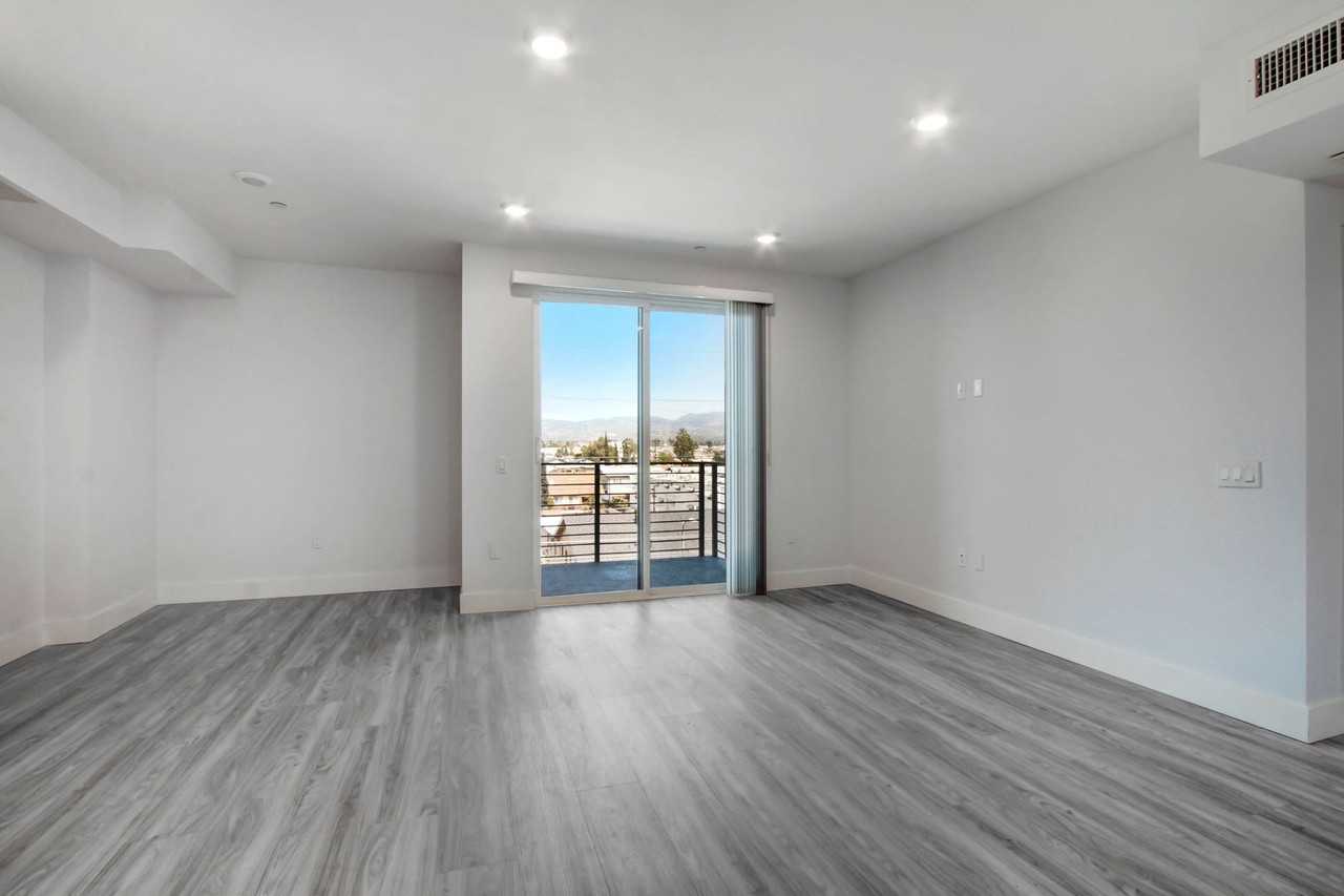 Vanowen48 - Photo 2 of 34