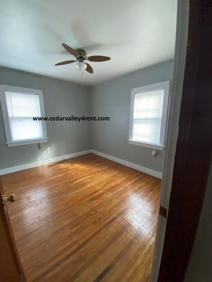 517 Center St - Photo 4 of 7
