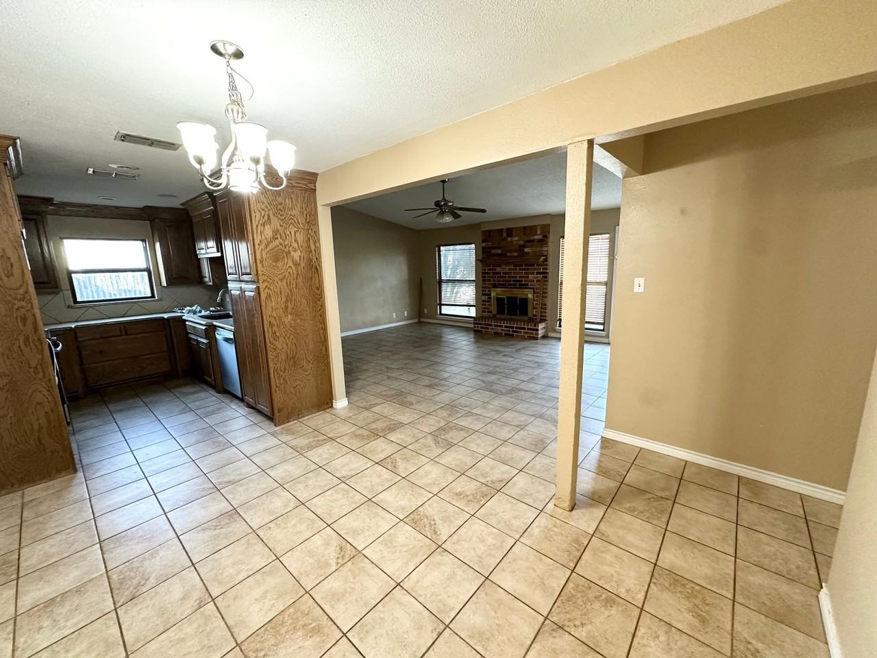 501 S Bentwood Dr - Photo 2 of 9