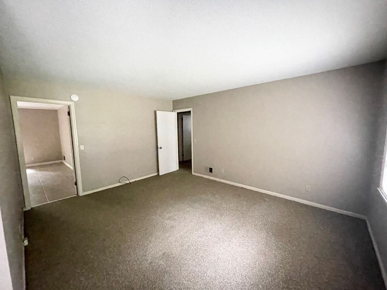 1327 Sunnyside Dr - Photo 3 of 15