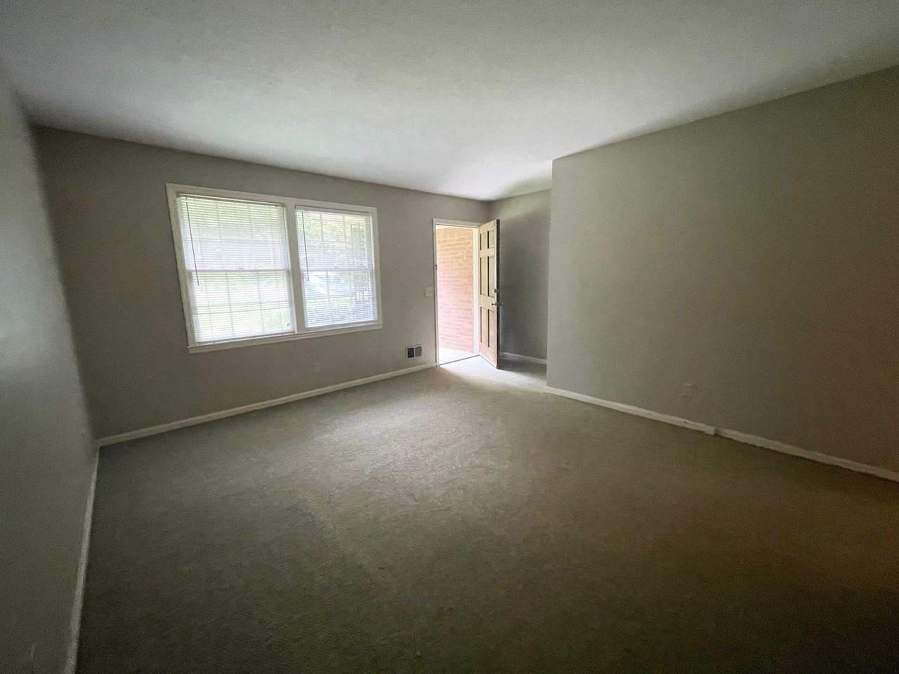 1327 Sunnyside Dr - Photo 4 of 15