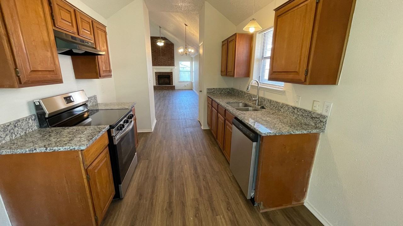 923 Simon Dr - Photo 7 of 29
