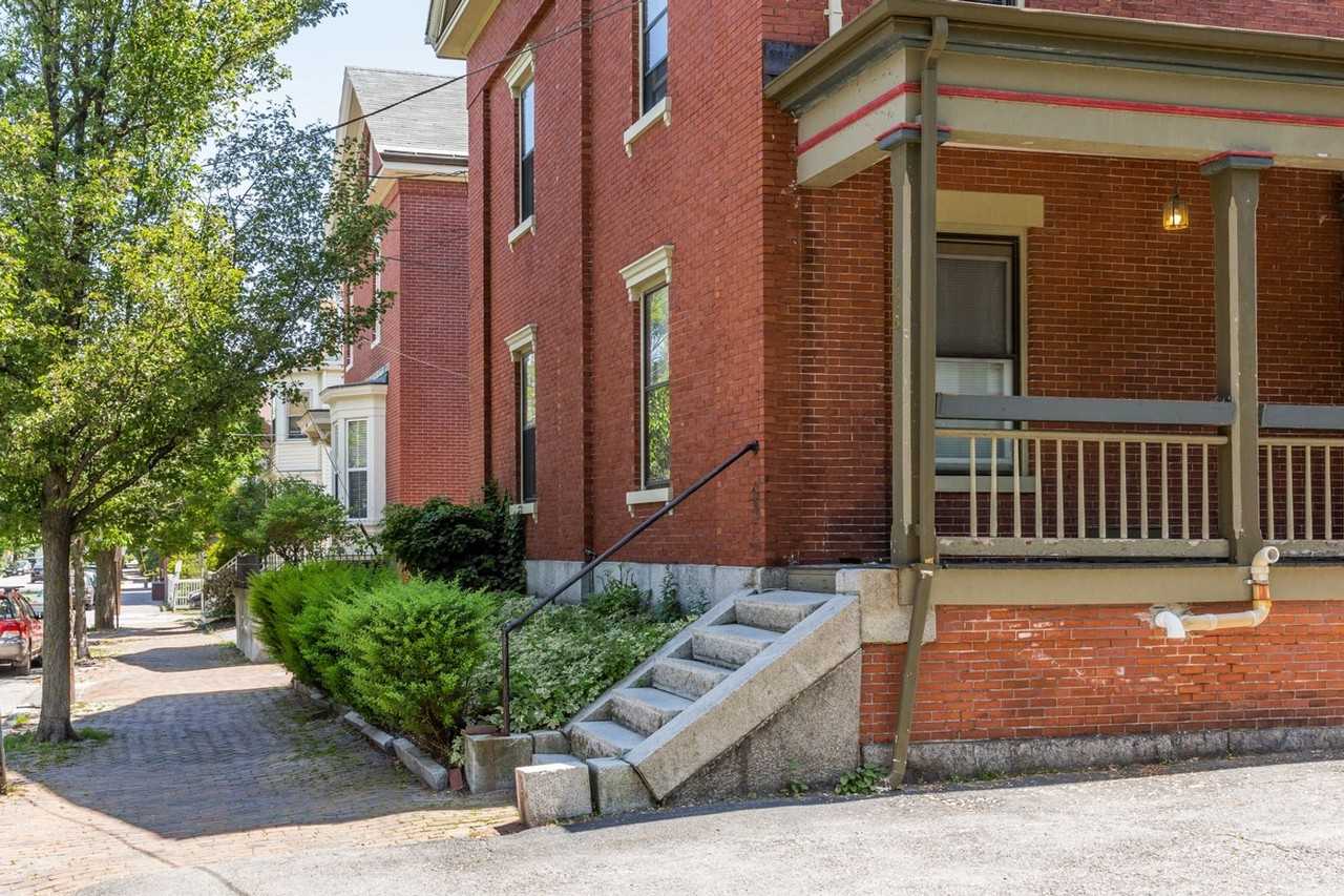 270 Brackett St - Photo 4 of 33