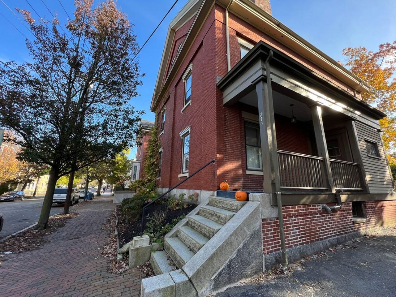 270 Brackett St - Photo 5 of 33