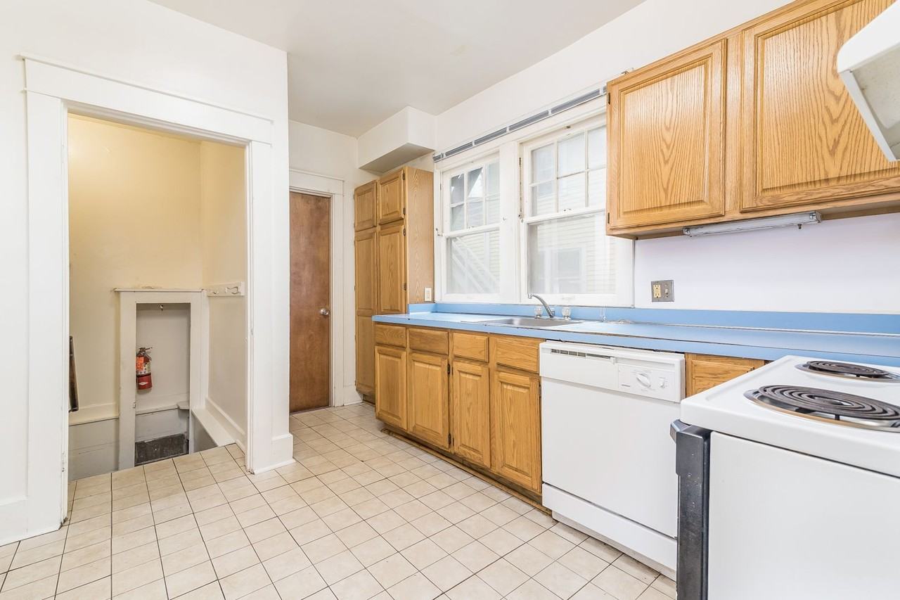 1301 Washtenaw Ave - Photo 3 of 19