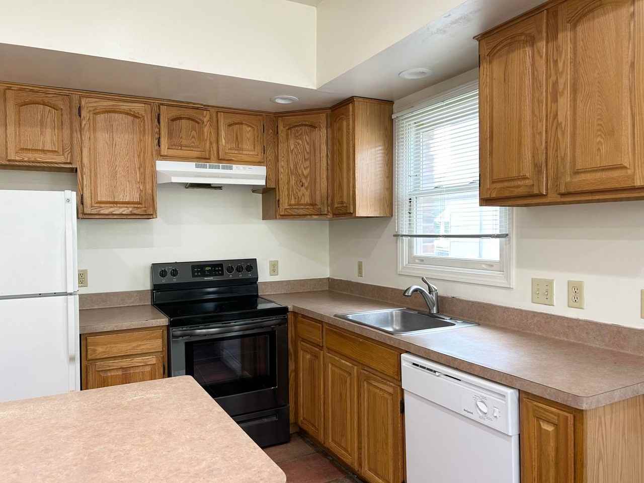 1348 Wilmot Ct - Photo 5 of 33