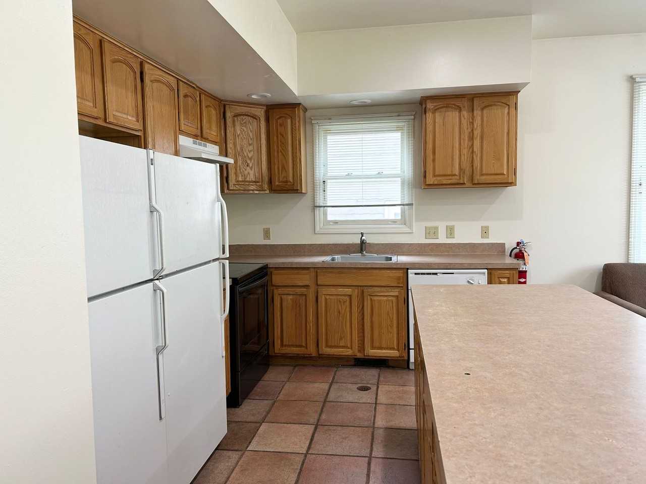 1348 Wilmot Ct - Photo 7 of 33