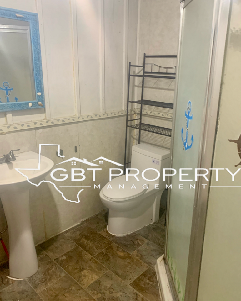 609 W Navasota St - Photo 2 of 7