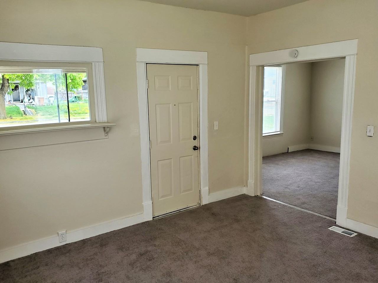 627 W Spofford Ave - Photo 2 of 16
