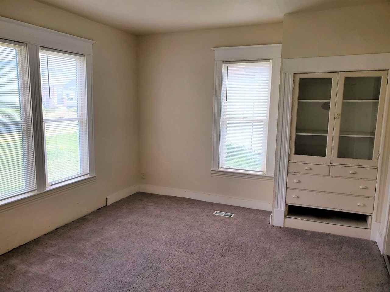 627 W Spofford Ave - Photo 4 of 16