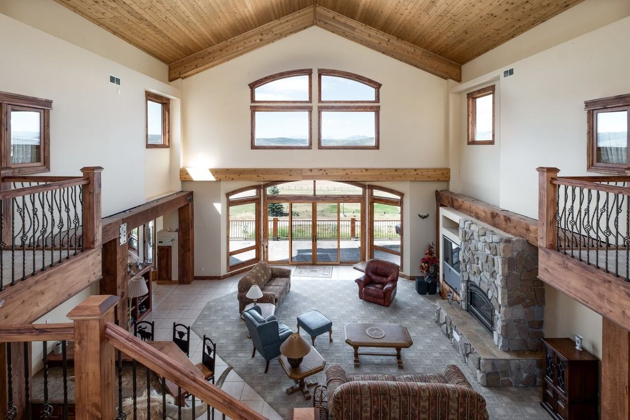 595 S Foothill Dr - Photo 3 of 39