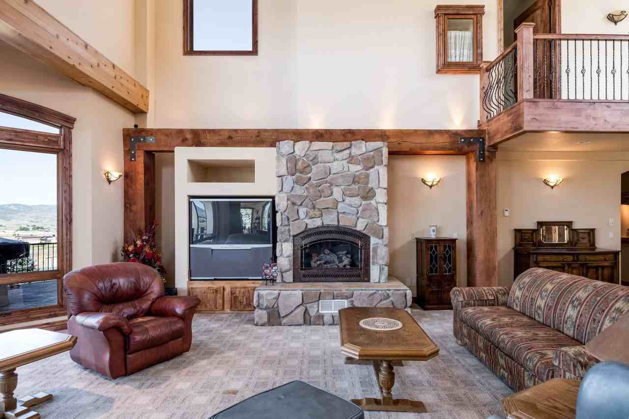 595 S Foothill Dr - Photo 5 of 39
