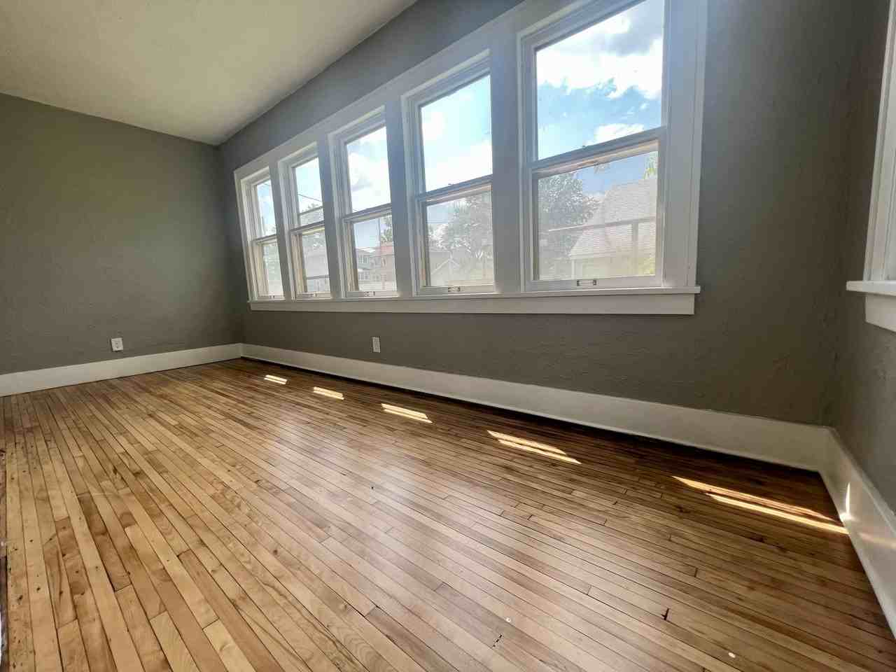 2619 Penn Ave N - Photo 4 of 12