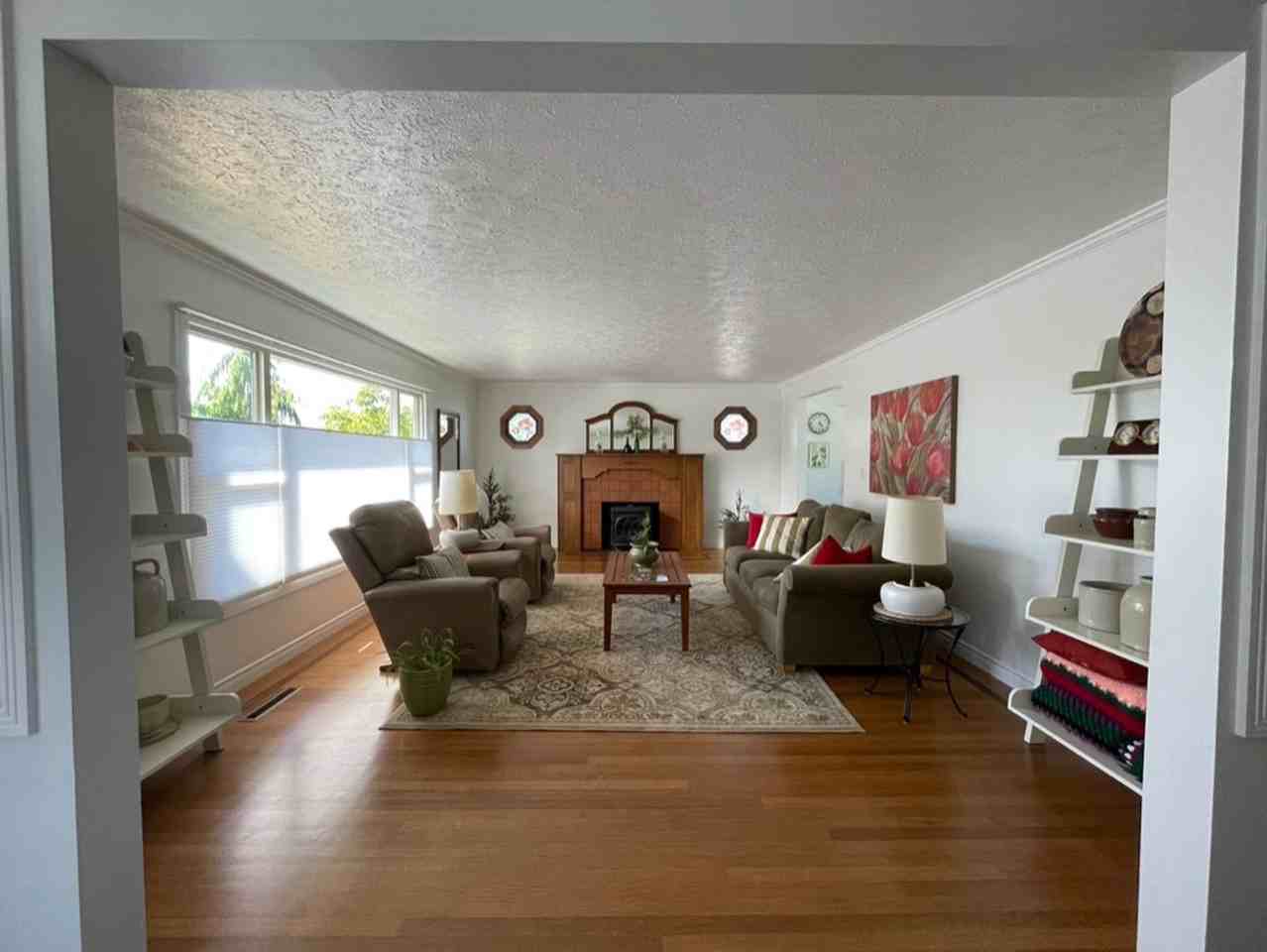 1009 S Lincoln St - Photo 2 of 10