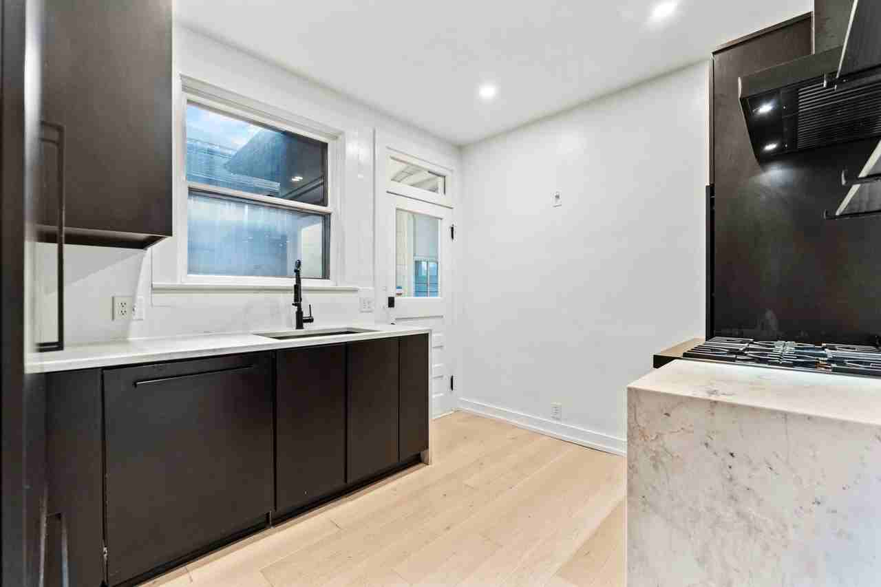 1204 W Jefferson Blvd - Photo 2 of 35