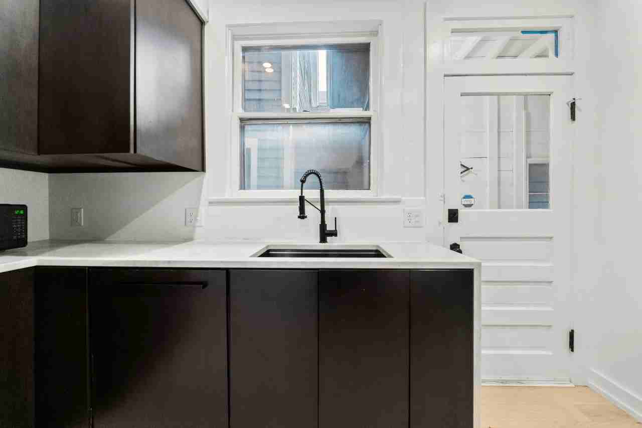 1204 W Jefferson Blvd - Photo 3 of 35