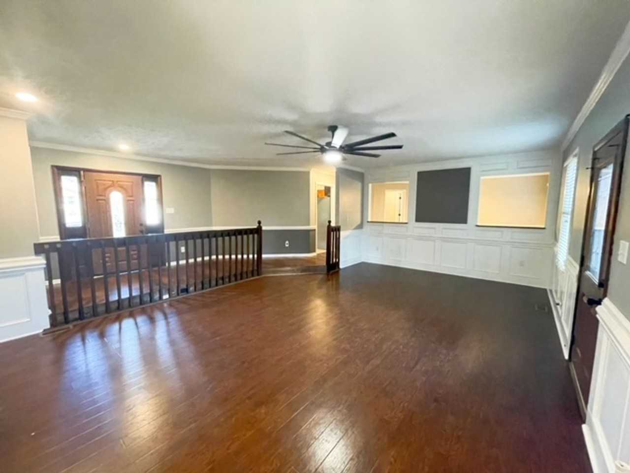 405 Oakgrove Dr - Photo 2 of 23