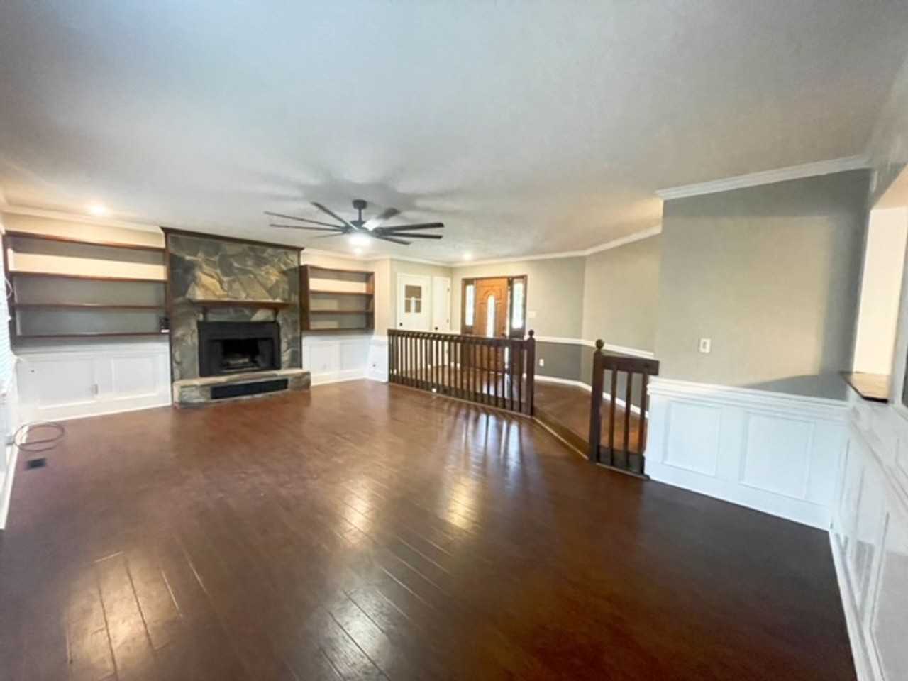 405 Oakgrove Dr - Photo 3 of 23