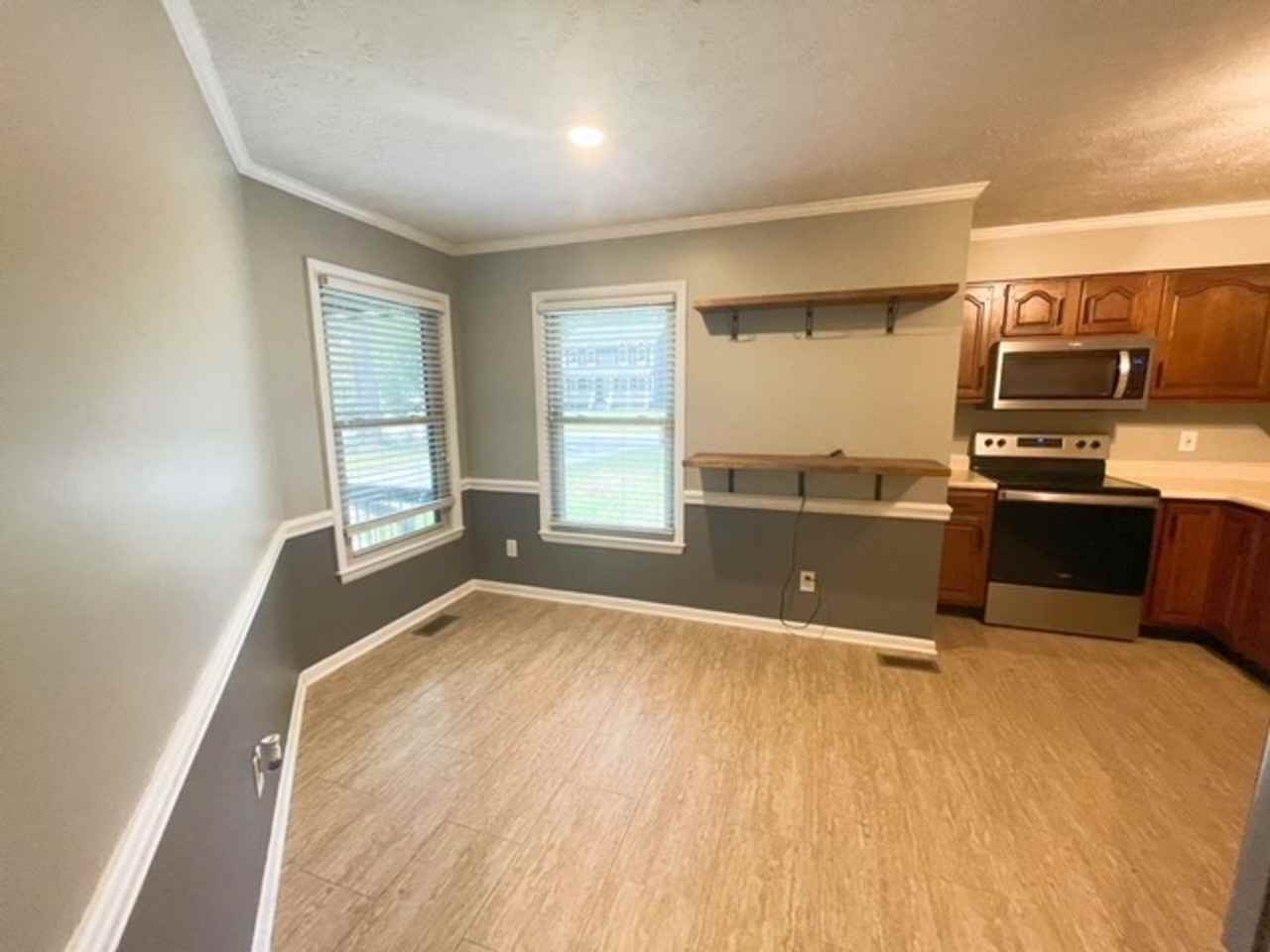 405 Oakgrove Dr - Photo 4 of 23