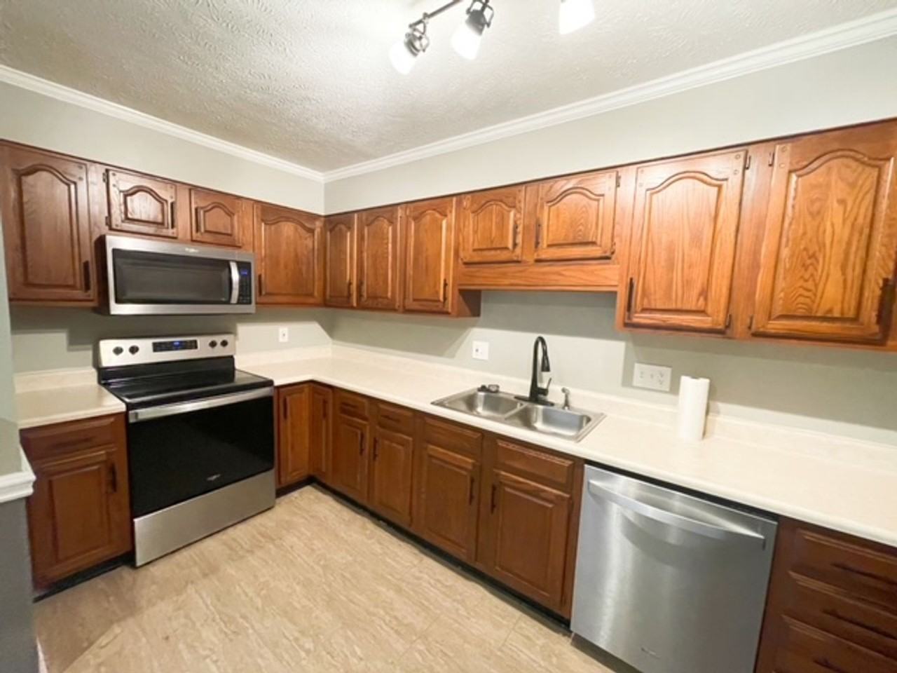 405 Oakgrove Dr - Photo 5 of 23