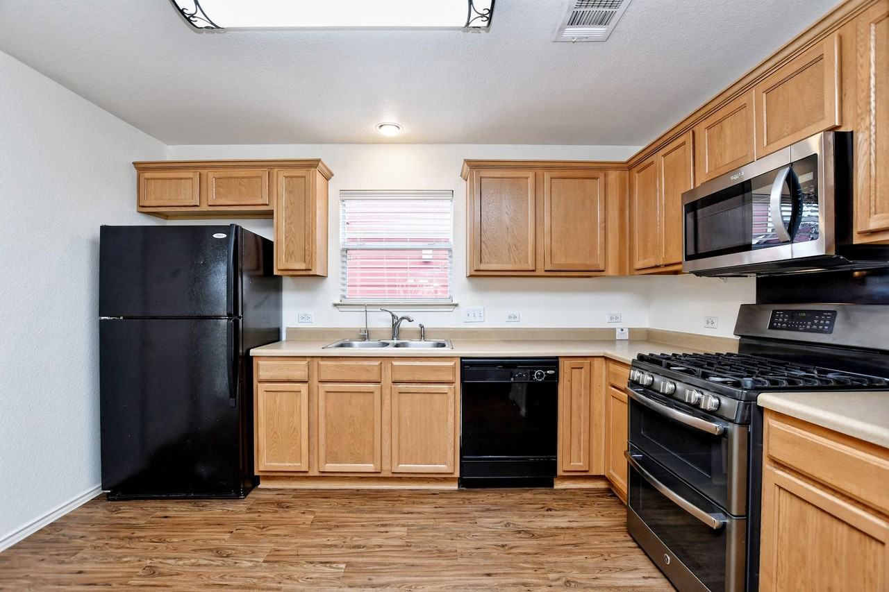 1815 Lost Maples Loop - Photo 3 of 28
