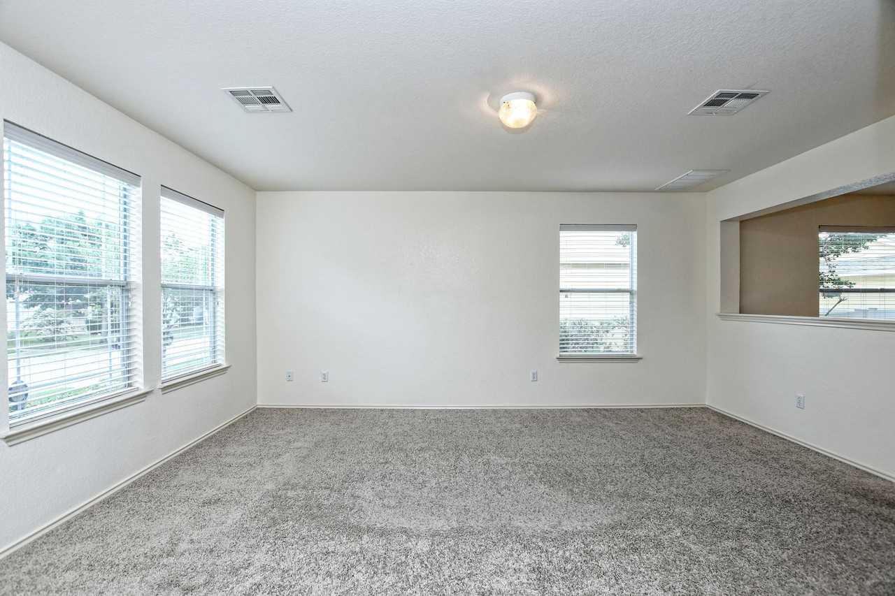 1815 Lost Maples Loop - Photo 7 of 28