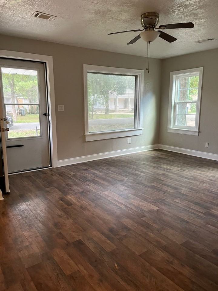 1216 Haltom St - Photo 2 of 11