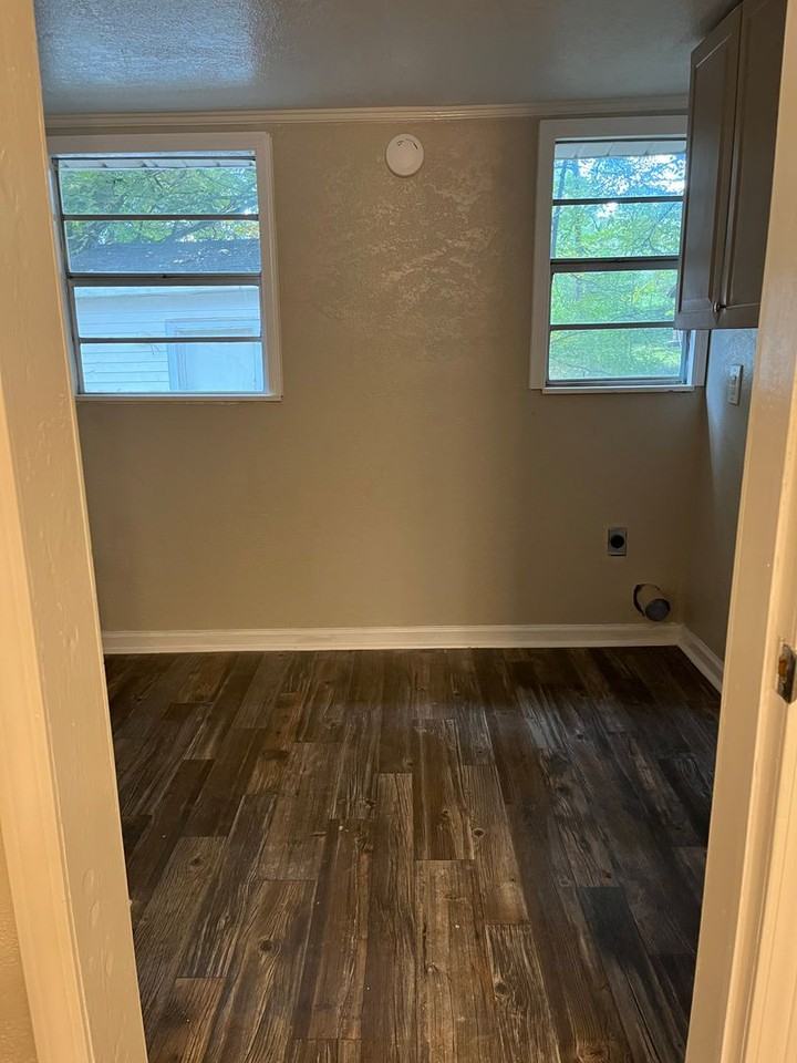 1216 Haltom St - Photo 3 of 11