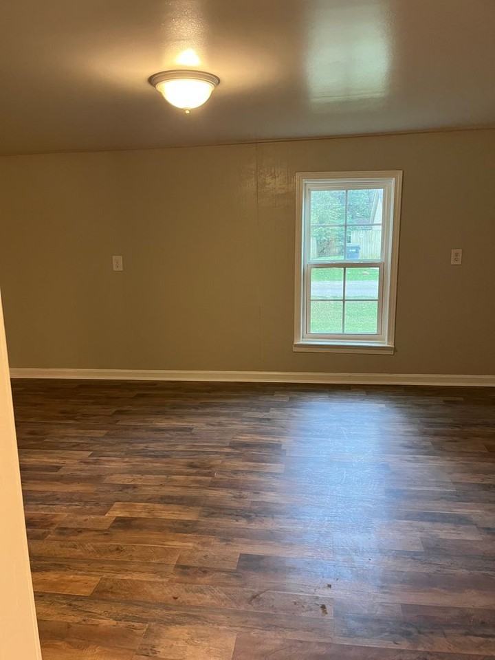 1216 Haltom St - Photo 4 of 11