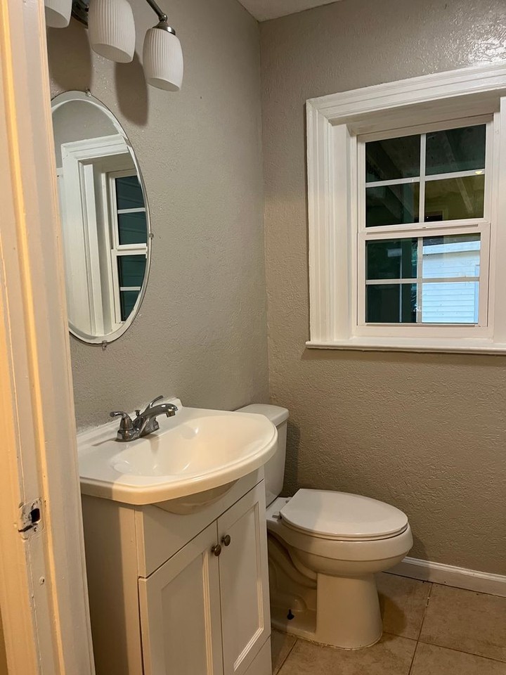 1216 Haltom St - Photo 6 of 11