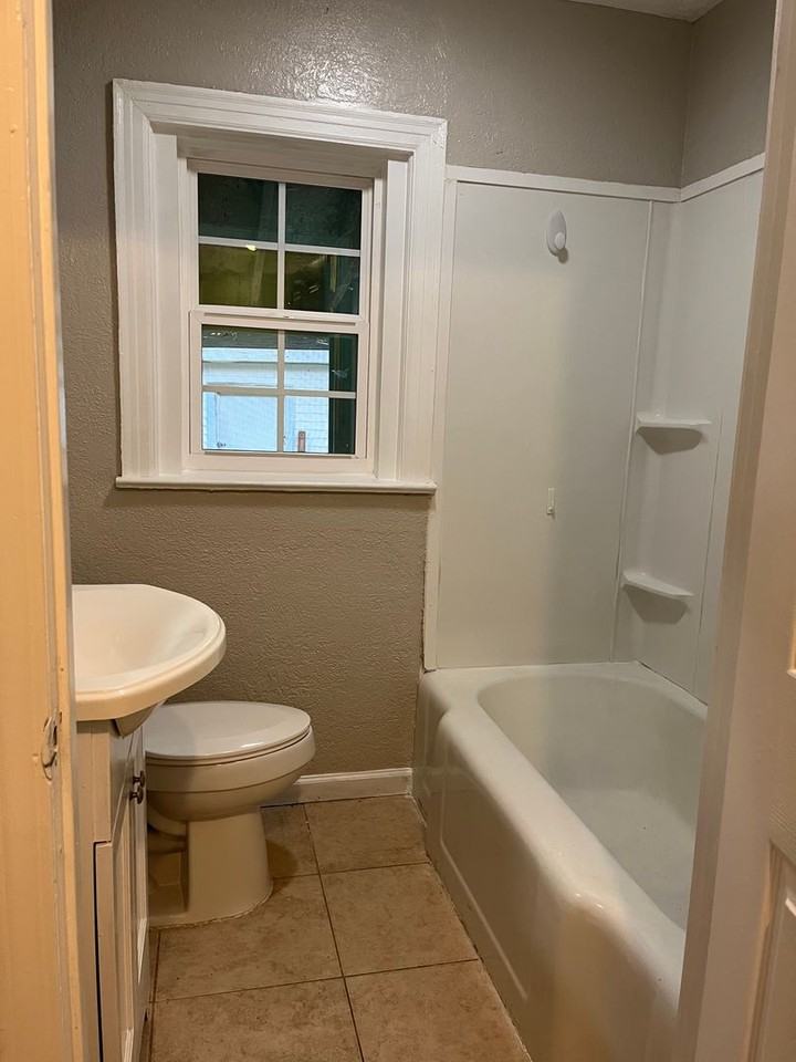 1216 Haltom St - Photo 7 of 11