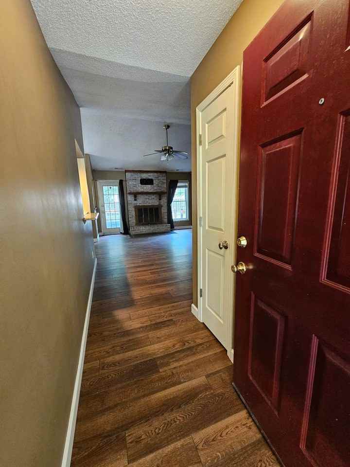 218 Foxwood Ct - Photo 2 of 17