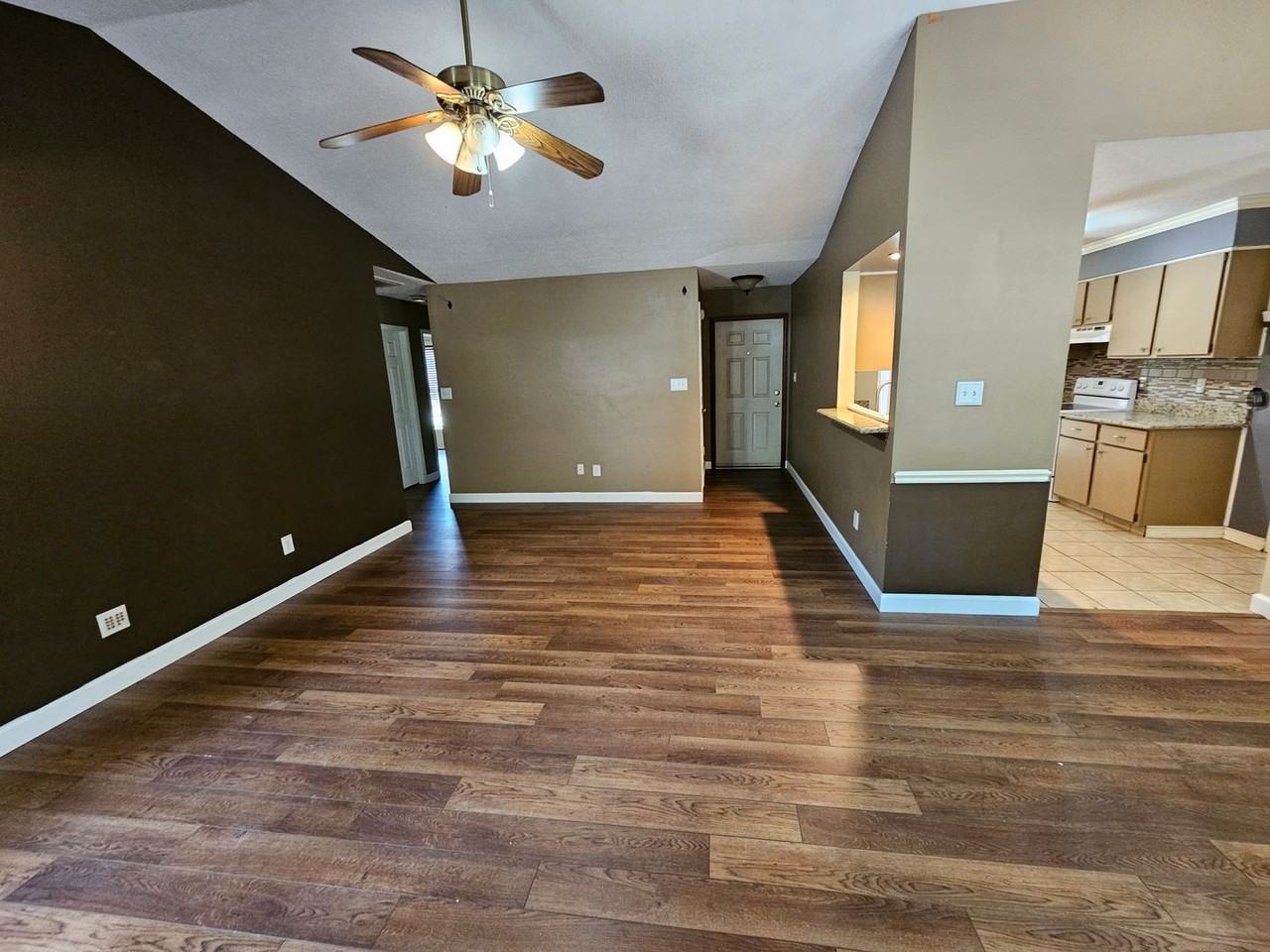 218 Foxwood Ct - Photo 4 of 17