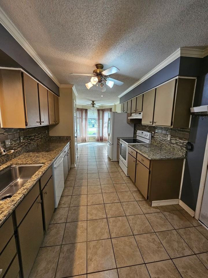 218 Foxwood Ct - Photo 6 of 17