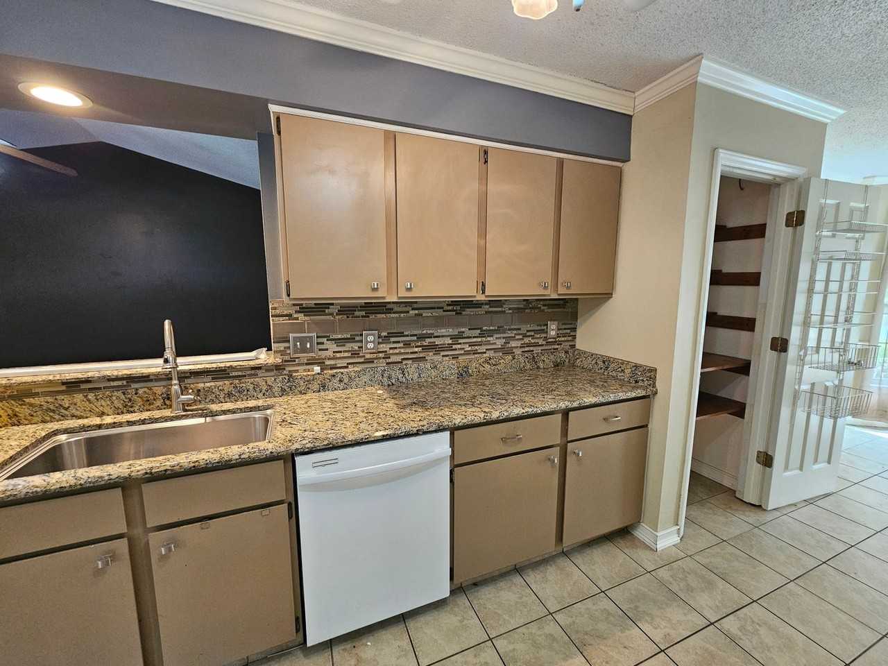 218 Foxwood Ct - Photo 7 of 17