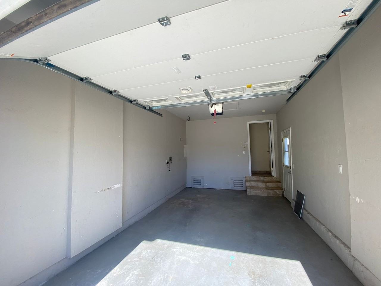 32/34 Cathy Lane - Photo 2 of 25