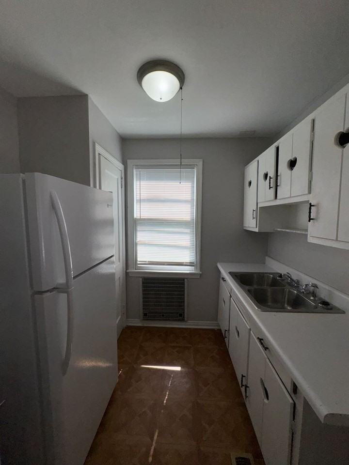 55 Alan St - Photo 4 of 10