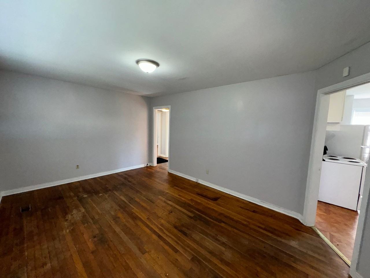 55 Alan St - Photo 5 of 10