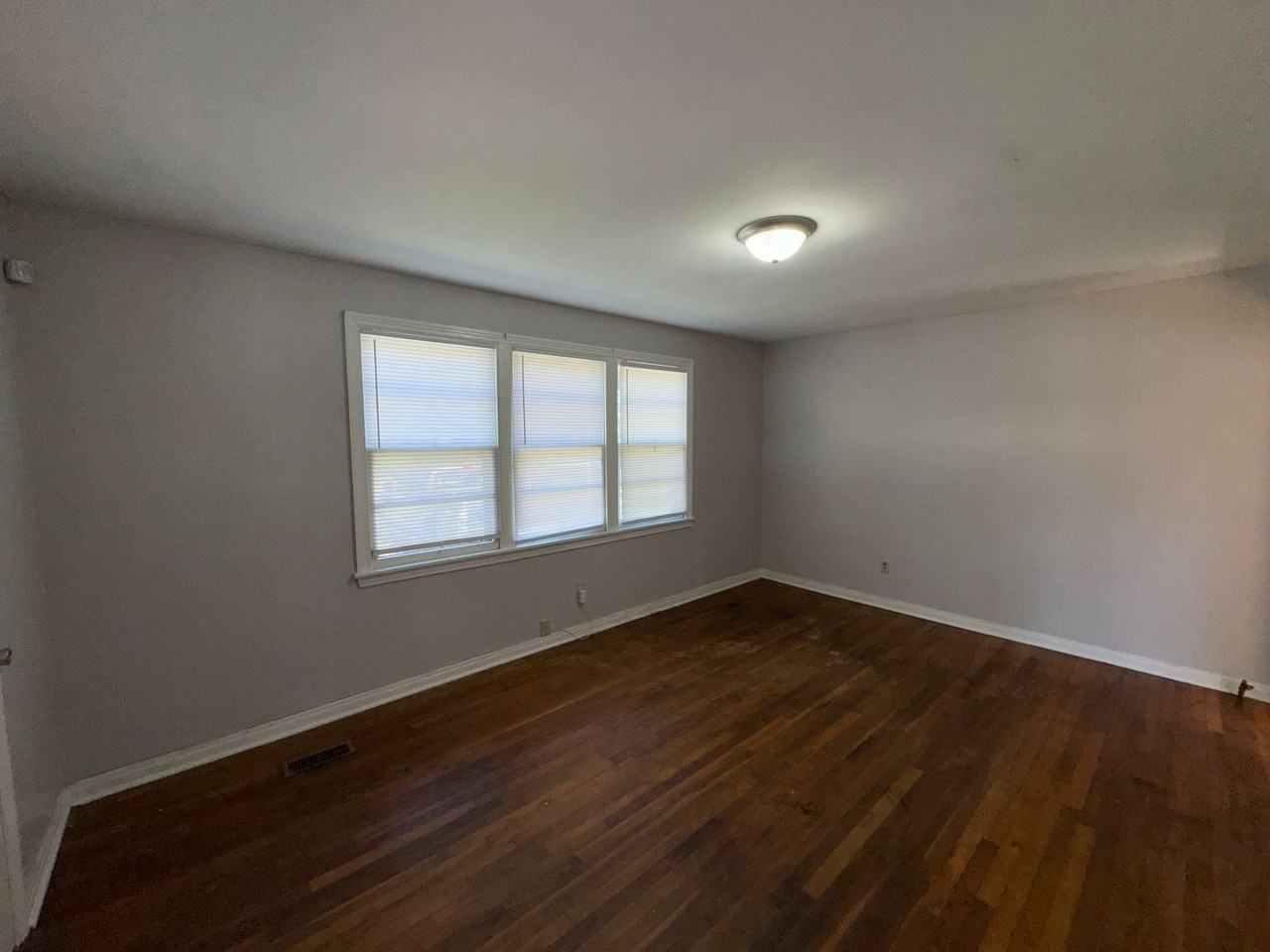 55 Alan St - Photo 6 of 10